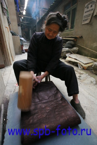 Отбивание ткани деревянным молотком, Китай