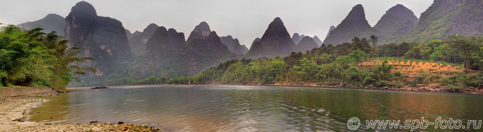 Карстовые холмы на реке Lijiang, уезд Яншо, Китай