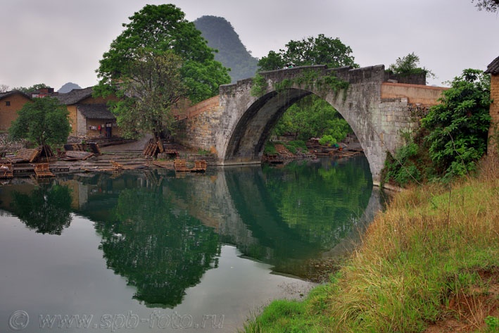На фото: Мост через реку Юлонг, - Китай - Гуанси