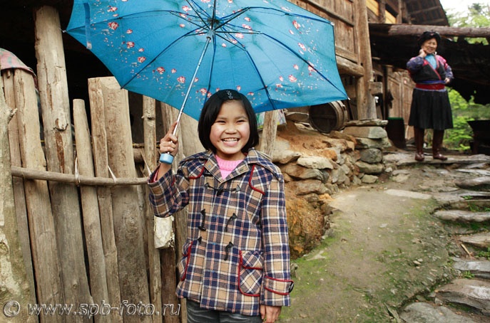 Dazhai  Yao village, девочка под синим зонтом (Китай)