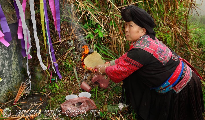 На фото: уход за могилой в Южном Китае