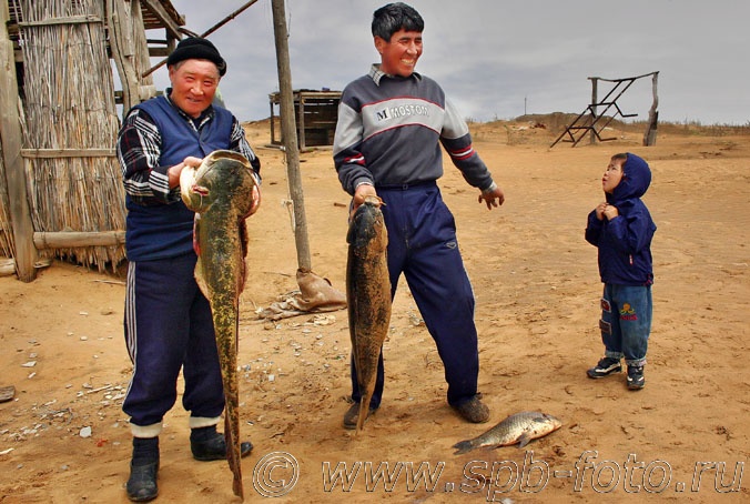 Астраханские чабаны с волжской рыбой, фото