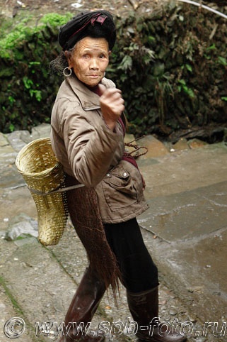 Пожилая китаянка с бельмом на глазу, фото