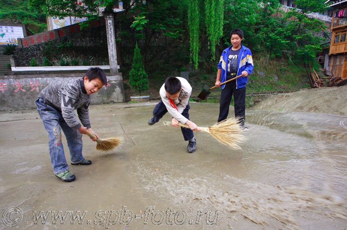 Китайские школьники в деревне Жаосин, провинция Гуйчжоу