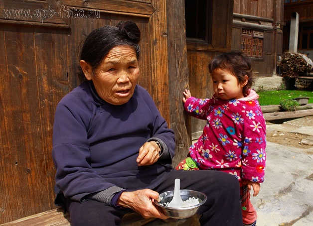 Пожилая китаянка с миской риса для внука, фото