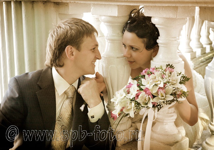 Сюжет для свадебного фото в Петергофе