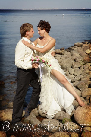 Свадебное платье с разрезом, фото с сайта spb-foto