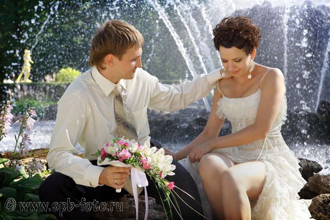 Жених и невеста на фоне фонтана в Петергофе, фото