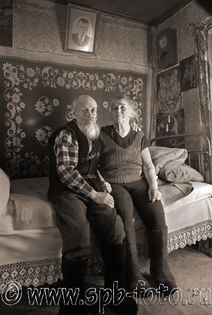Дед и баба сидят на кровати в валенках и ватных штанах, Россия 2009 года, фото