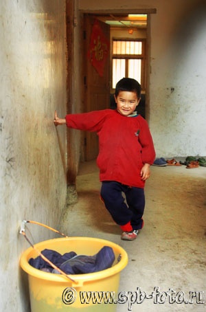 Мальчик народности донг у себя дома (Китай)