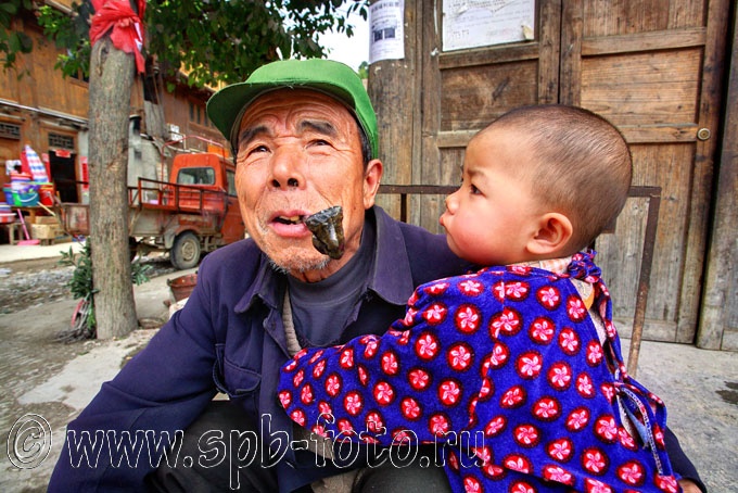 Китайские дедушка и внук, фото