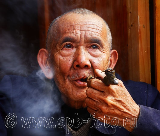 Старый китаец с курительной трубкой, фото