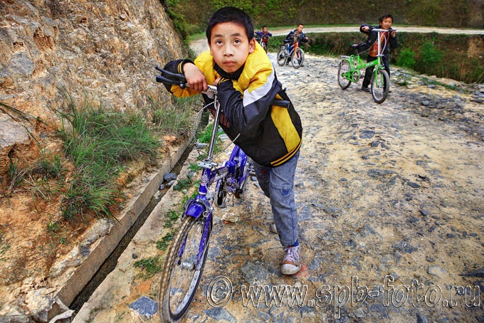 Китайские школьники с велосипедами, фото