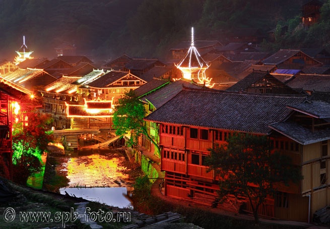 Ночная подсветка построек в Чжаосине (Китай), фото