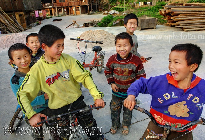Дети из деревни национального меньшинства донг, фото