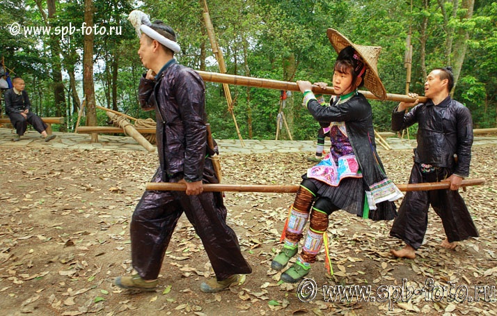 Basha Miao Village (&#23708;&#27801;&#33495;&#23528;), воины несут девушку