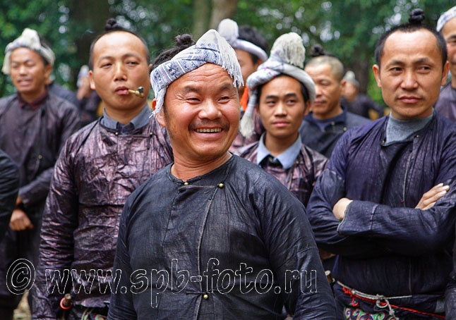 На фото, мужчины этнического меньшинства Miao, Китай
