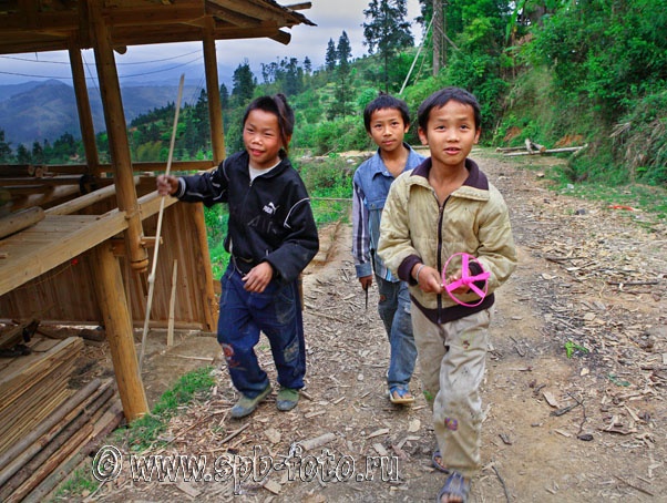 Дети из азиатской деревни, фото