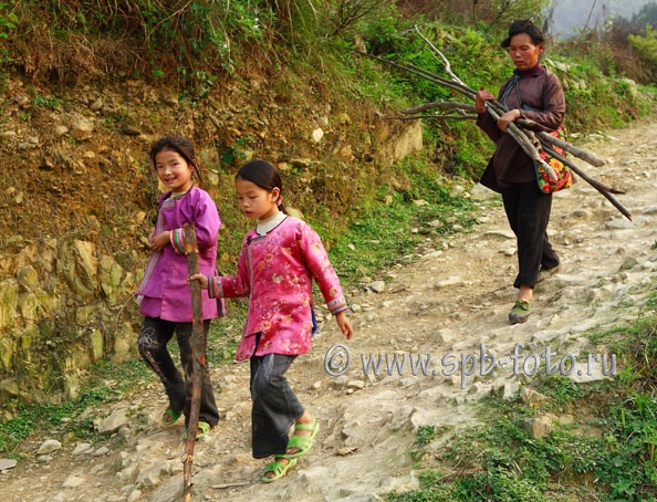 Яркие краски в одежде детей из Южного Китая, фото