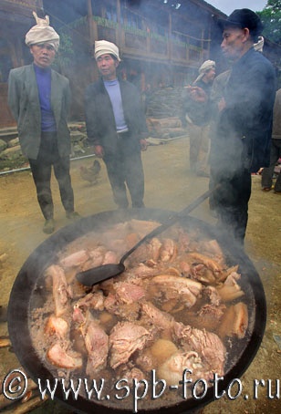 Китайцы варят свинину в котле, на улице, прямо на дороге