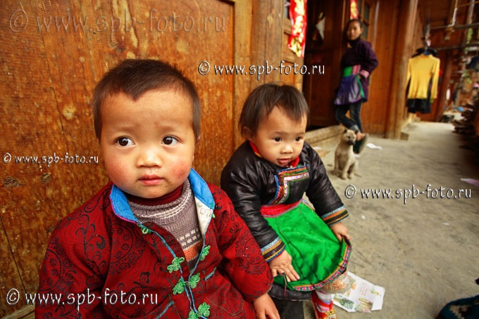 Юное население деревни Zengchong, провинция Guizhou, Китай