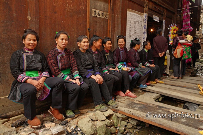 Женщины села Zengchong на поминальной церемонии