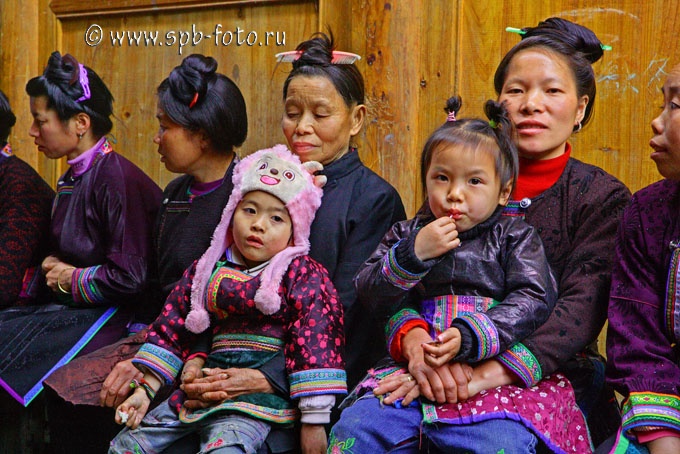 Женщины и дети племени Дун (Dong), Юго-Западный Китай