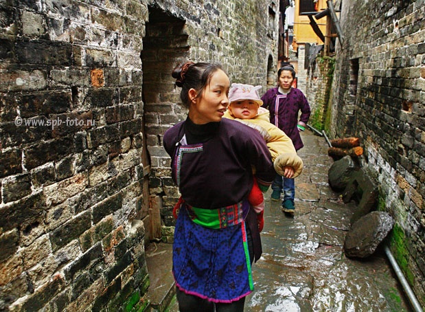 Кирпичные стены на узкой, деревенской улице в Южном Китае
