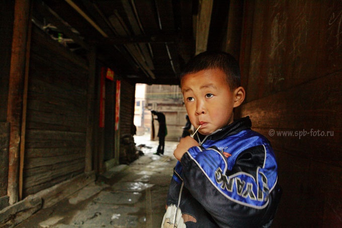 Восьмилетний азиат, деревня Zengchong (&#22686;&#20914;), Китай