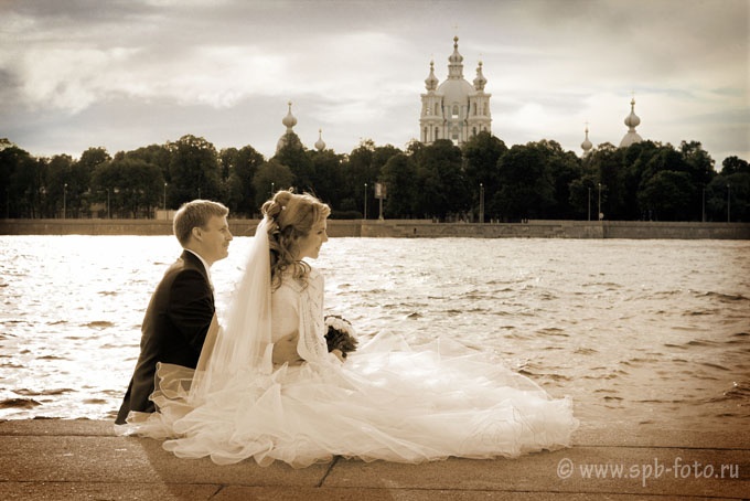 Свадебная фотосессия на фоне Смольного собора в Санкт-Петербурге