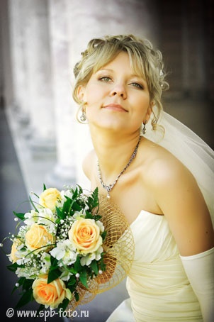 Невеста на свадебной прогулке в центре Петербурга, фото