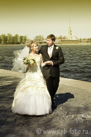 Жених и невеста на прогулке по Петербургу, фото