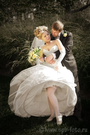 Естественное поведение жениха и невесты на свадебном фото