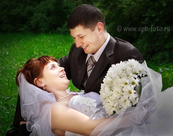 Жених и невеста на лужайке, свадебное фото