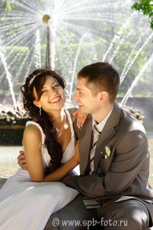 Свадебные фотографии из Петергофа (Петродворца), фонтан Солнце
