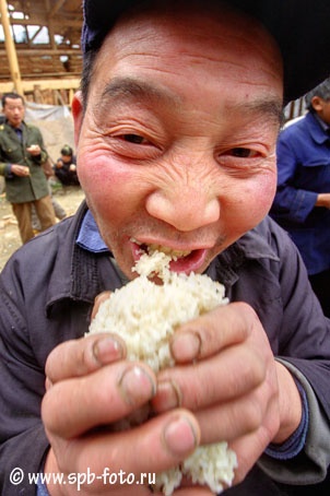 Китаец ест рис, фото