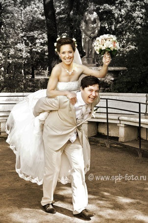 Невеста скачет верхом на женихе, фото