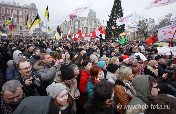 Вид сверху на митингующих «За честные выборы», 10 декабря 2011 года, Санкт-Петербург, Пионерская пл