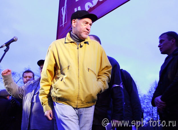 Журналист Артемий Троицкий на Пионерской площади в Петербурге 10