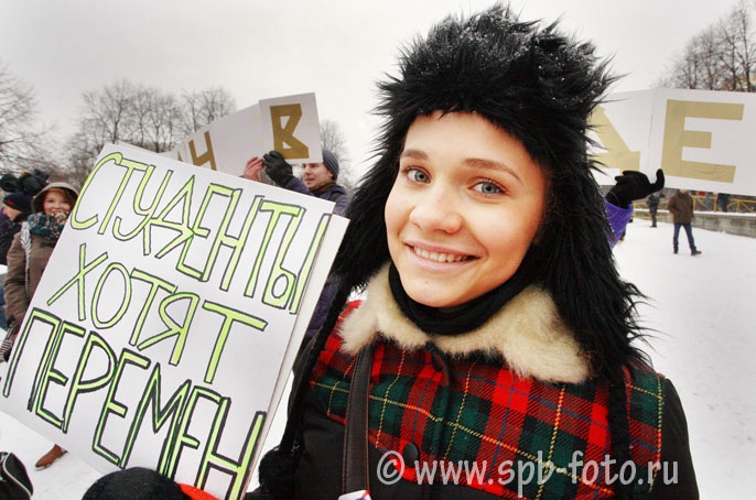 Девушка с плакатом «Студенты хотят перемен», Петербург, Пионерская пл