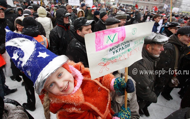 Девочка шести лет (на вид) на оппозиционном митинге в Санкт-Петербурге