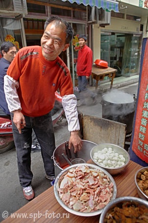 Хозяин уличной закусочной в старом Шанхае