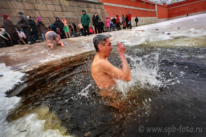 Моржи у Петропавловской крепости в Санкт-Петербурге, купание в проруби - Крещение 2012