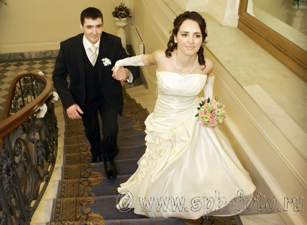 Парадная лестница дворца Бракосочетаний  номер два, на Фурштатской улице в Санкт-Петербурге, жених и невеста поднимаются в зал регистрации