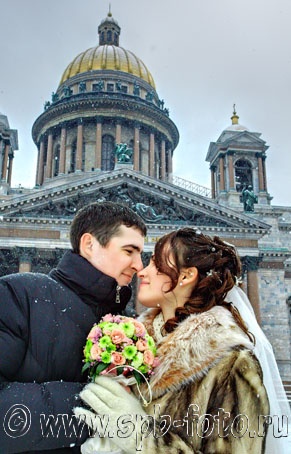 Зимняя свадебная фотосессия на фоне Исаакиевского собора в Санкт-Петербурге