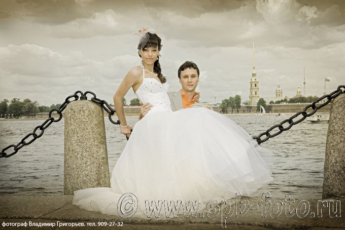 Традиционная свадебная фотосессия в историческом центре Санкт-Петербурга, причал «Зимняя канавка», фото с видом на Петропавловскую крепость