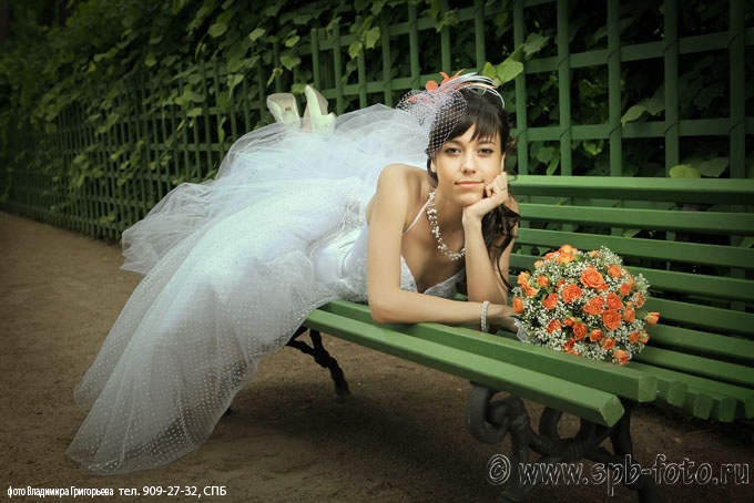 Летний сад Петербурга 2012  после реконструкции, свадебная фотосессия, невеста лежит на парковой скамье, фото