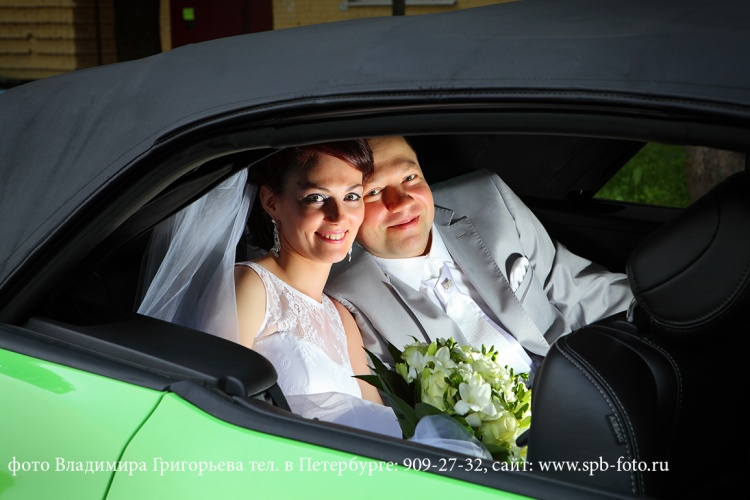 Жених и невеста в свадебном автомобиле