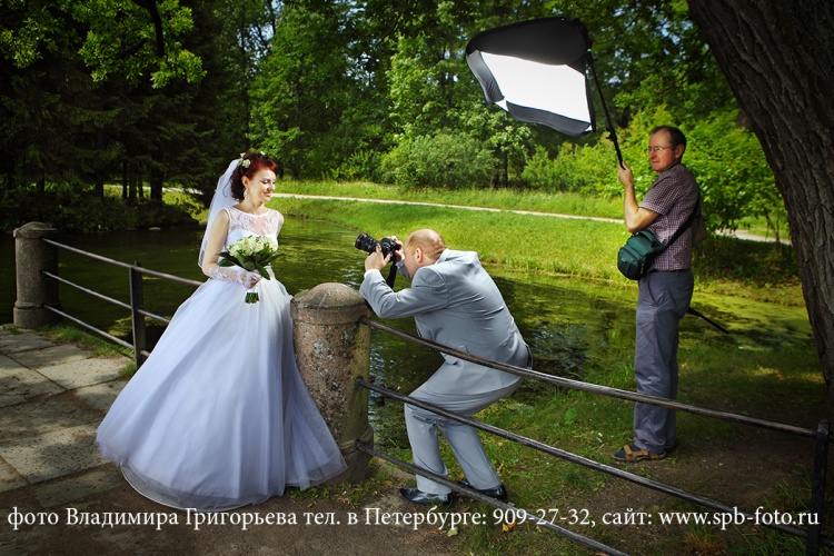 Свадебный фотограф с ассистентом, использование дополнительного света в софт-боксе