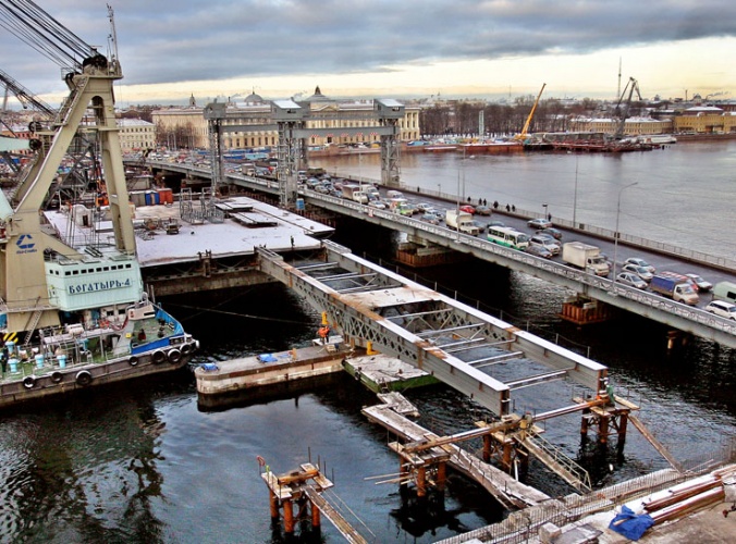 Вид сверху на реконструкцию моста Лейтенанта Шмидта